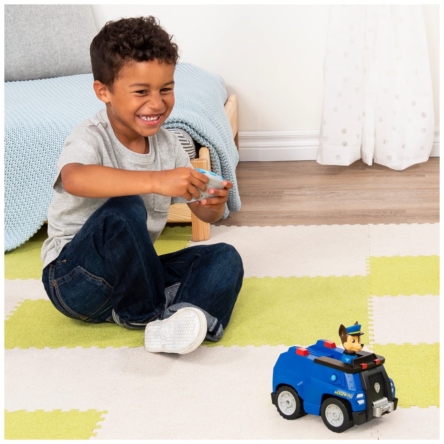 Mașină de poliție radiocomandată PAW Patrol Chase, jucărie pentru copii de la 3 ani, funcționează cu baterii.