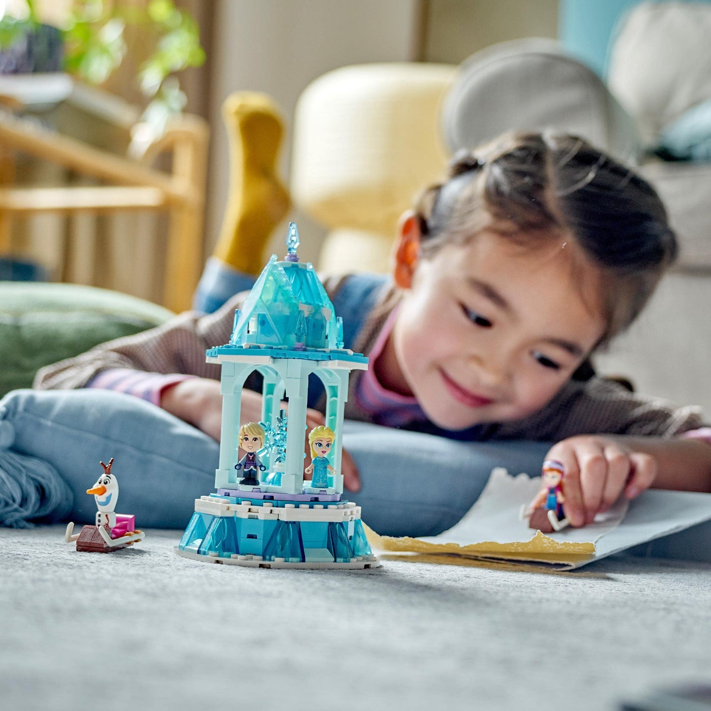 LEGO Disney Princess - Caruselul magic al Annei și Elsei, jucărie inspirată de Palatul de Gheață Frozen, cu 3 figurine iconice și figura lui Olaf 43218