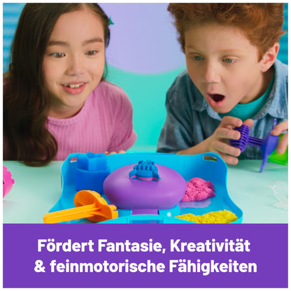 Set de Joacă Kinetic Sand - 453 g de nisip magic din Suedia în 3 culori, cu ștampilă și 5 unelte pentru distracție creativă în interior, pentru copii de la 5 ani.