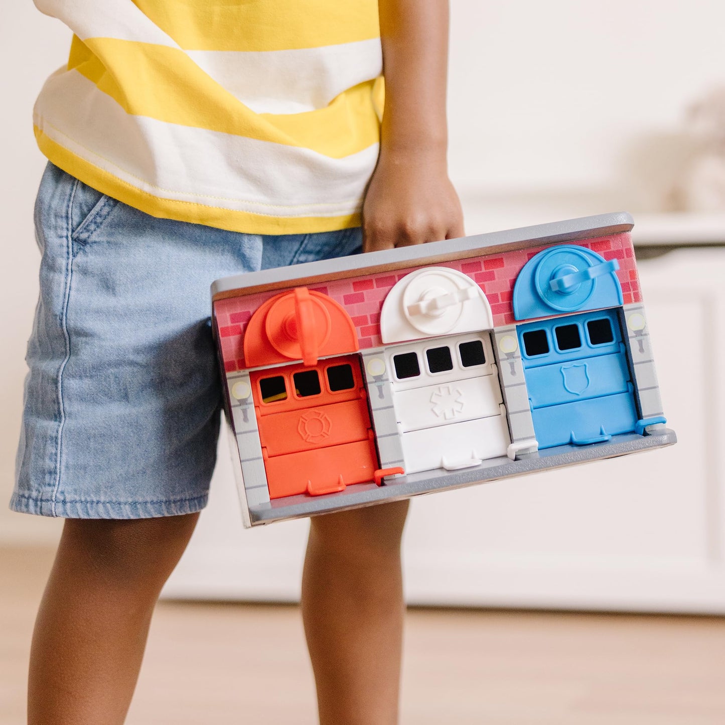 Melissa & Doug Garage de jucărie cu chei și vehicule de salvare din lemn 7 piese de la 3 ani