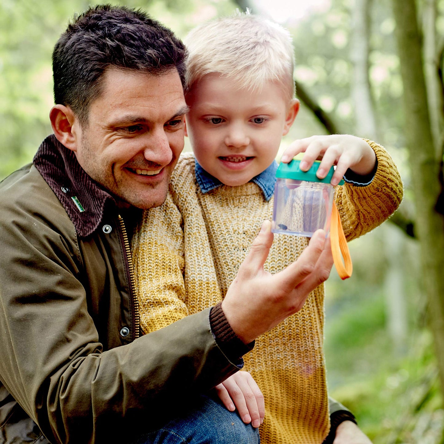 Hape Nature Fun Paharel pentru Observarea Gândacilor cu Lupă - din Plastic Vegetal, Set Outdoor pentru Naturaliști pentru Observarea Gândacilor și Animalelor Mici, Paharel pentru Observarea Insectelor pentru Copii de la 4 Ani