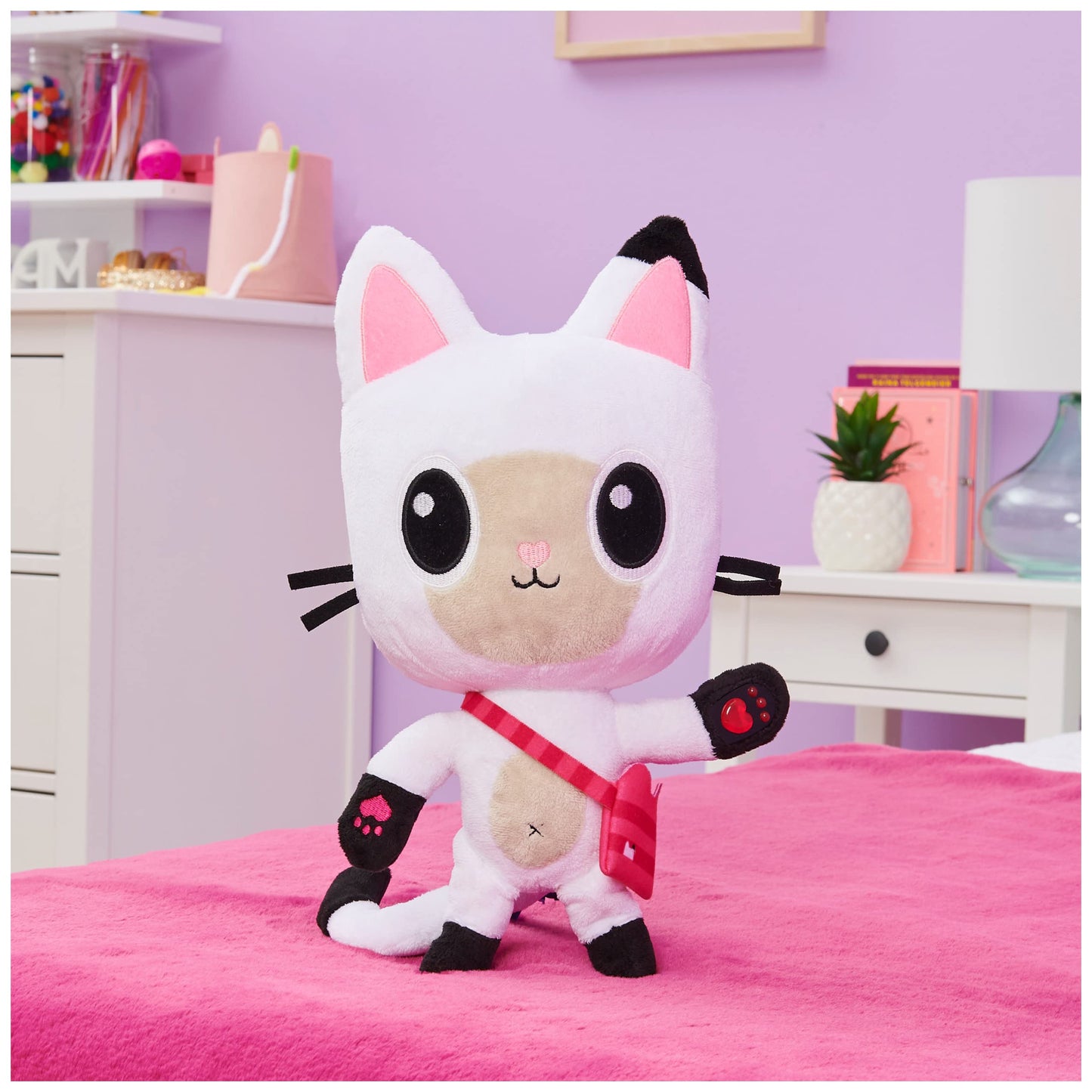 Gabby's Dollhouse, pisica pufoasă Talking Pandy Paws de 33 cm, cu lumini, 2 melodii în engleză și 10 sunete, potrivită pentru copii de la 3 ani.