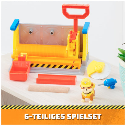 Rubble & Crew - Set de joacă atelier cu 2 accesorii de unelte, 1 figură Rubble, 85g nisip cinetic Build-it și 1 matriță, jucărie pentru copii de la 3 ani