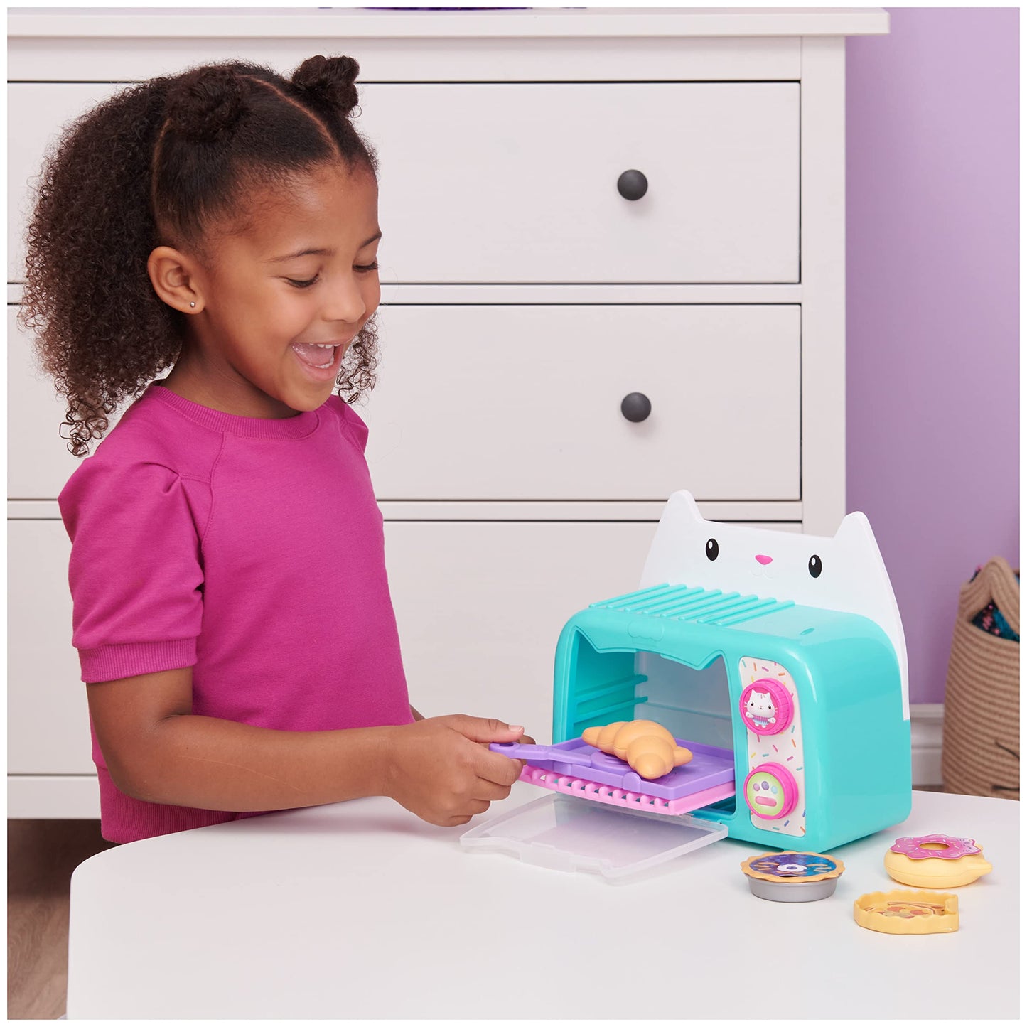 Gabby's Dollhouse, Cakey’s Ofen - Jucărie de rol cu efecte de lumină și sunet, accesorii pentru bucătării de jucărie și alimente, potrivită pentru copii de la 3 ani.