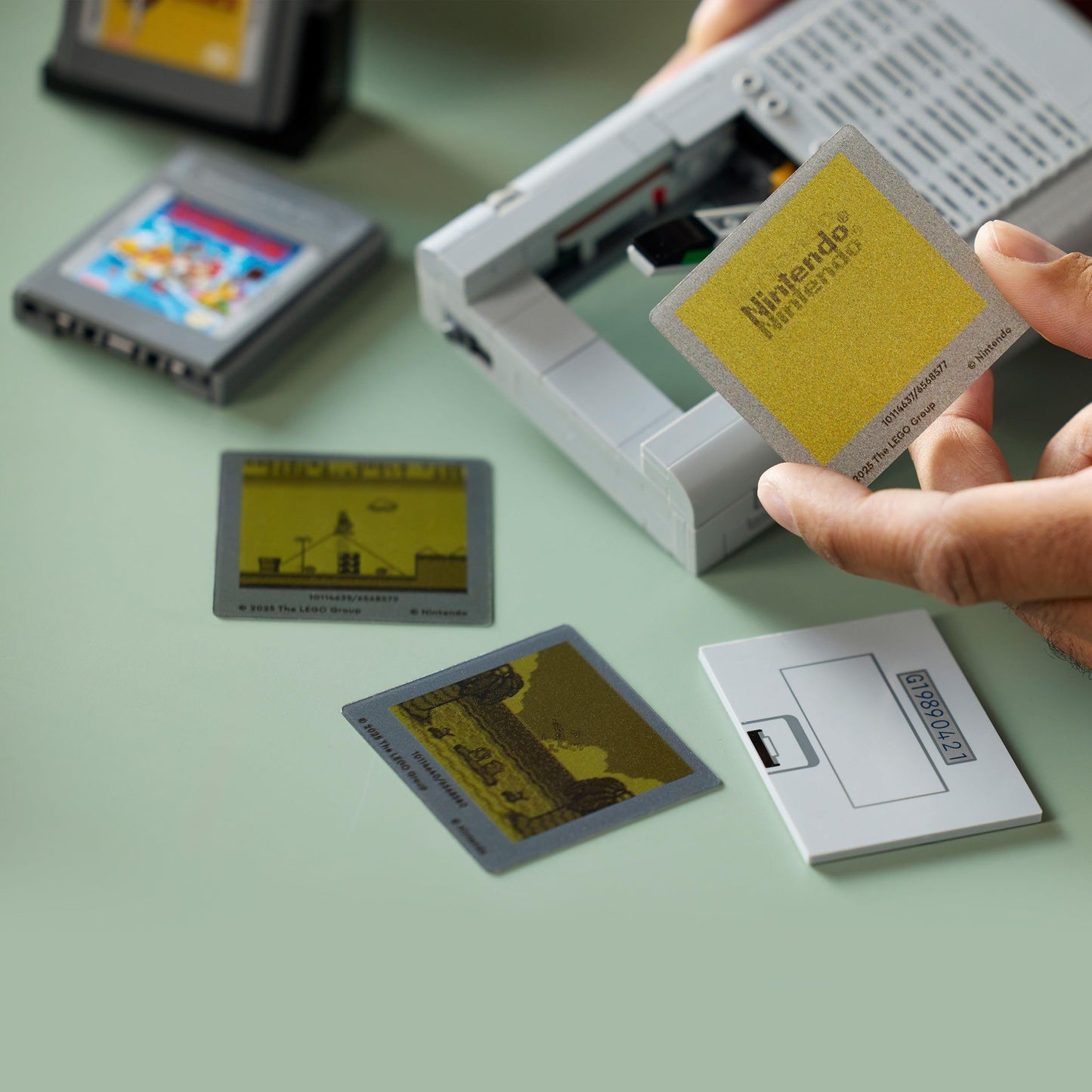 LEGO 72046 Set de construcție Game Boy pentru adulți cu 2 module de joc inclusiv Zelda și suport - Cadou retro pentru fanii jocurilor
