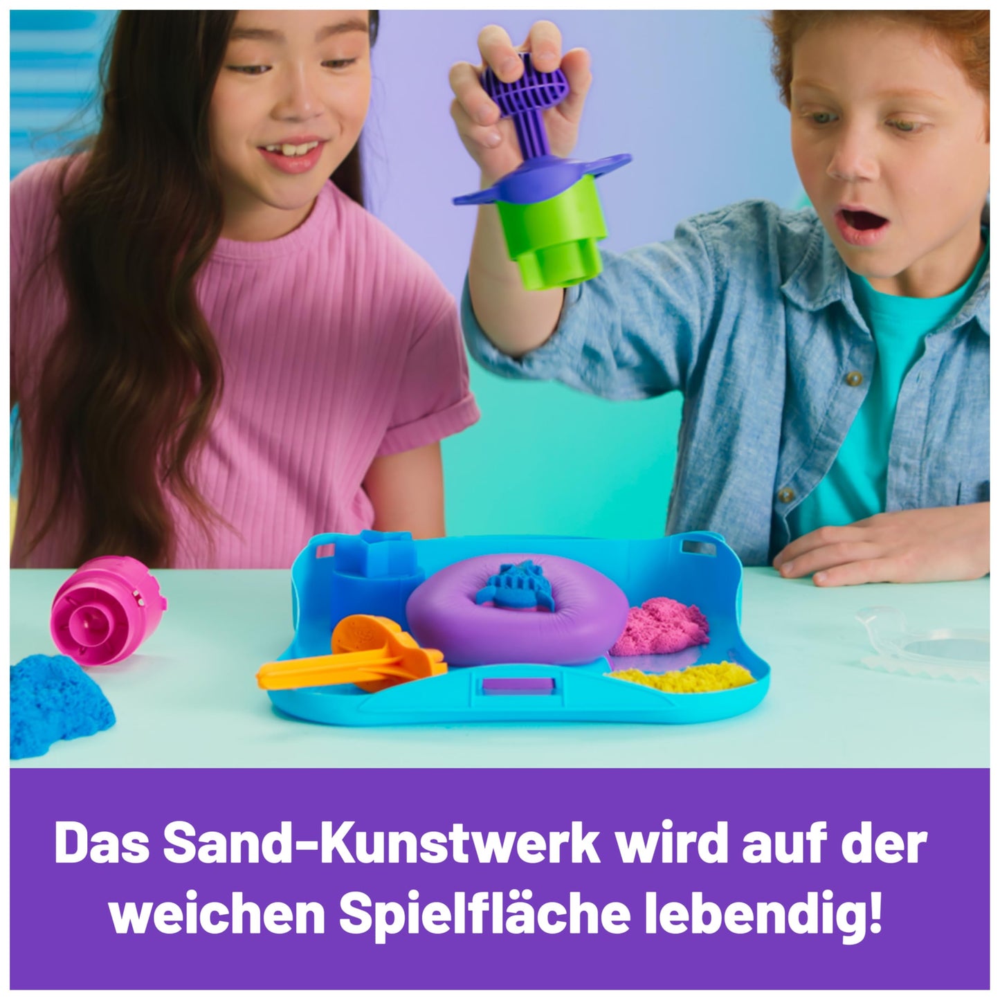 Set de Joacă Kinetic Sand - 453 g de nisip magic din Suedia în 3 culori, cu ștampilă și 5 unelte pentru distracție creativă în interior, pentru copii de la 5 ani.