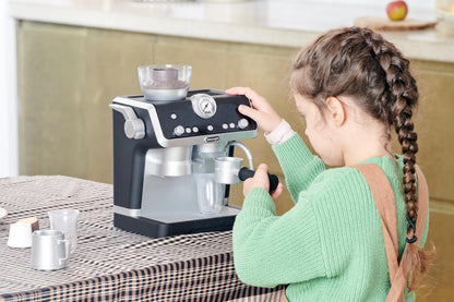 Mașină de cafea Casdon De'Longhi espressor pentru copii. Set de joacă cu bucătărie, cu piese mobile, sunete realiste și cafea magică. Recomandat copiilor de la 3 ani.