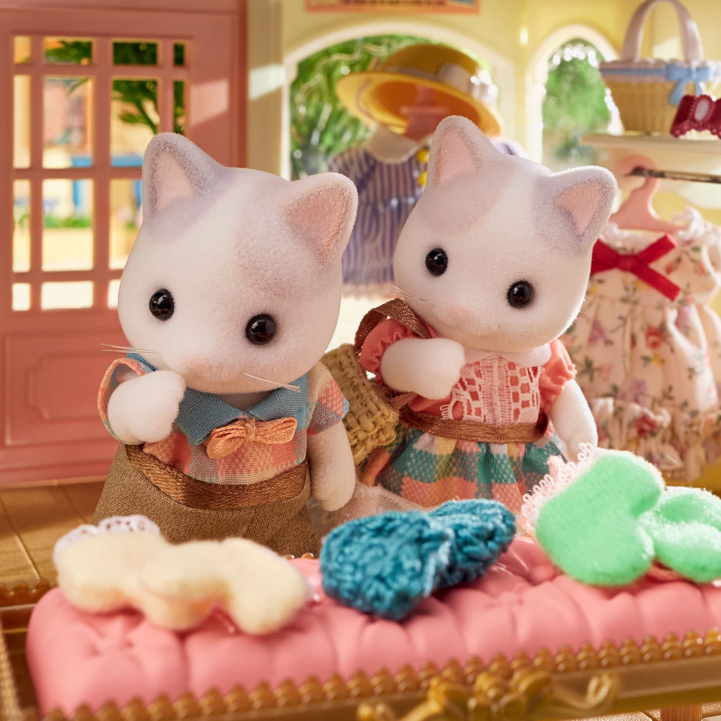 Sylvanian Families 5738 Set de figurină Familie Pisici de Lapte 4 piese 3+ ani