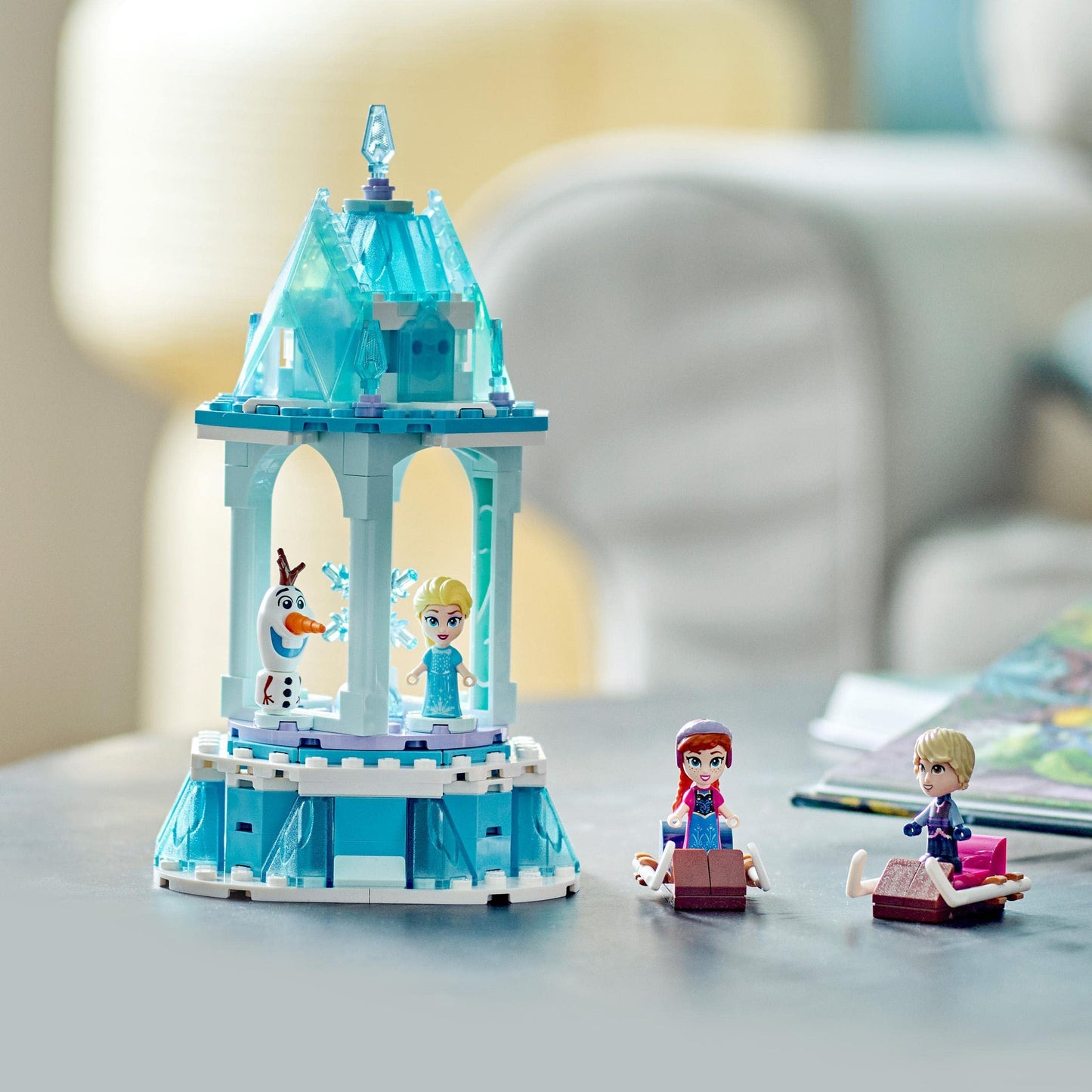 LEGO Disney Princess - Caruselul magic al Annei și Elsei, jucărie inspirată de Palatul de Gheață Frozen, cu 3 figurine iconice și figura lui Olaf 43218