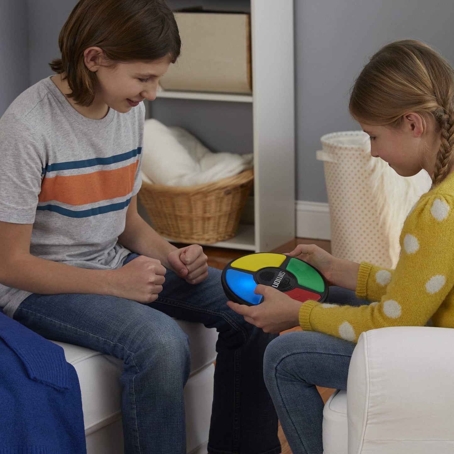 Hasbro Simon, Joc de Memorie Electronic Portabil cu Sunete și Lumini pentru Copii de Peste 8 Ani, Culori Asortate