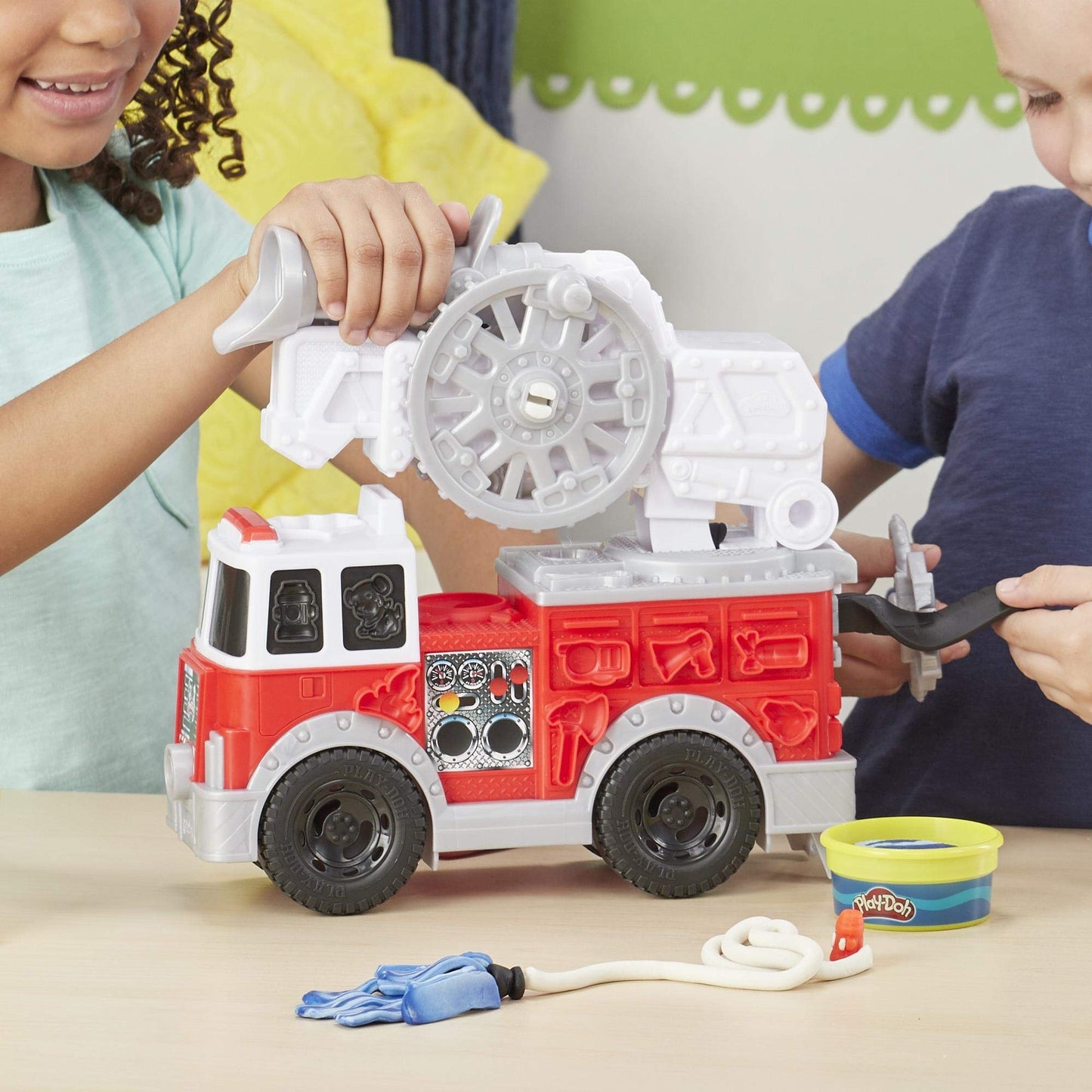 Play-Doh E6103EU5 Set Mașină de Pompieri, 5 cutii, 3+ ani