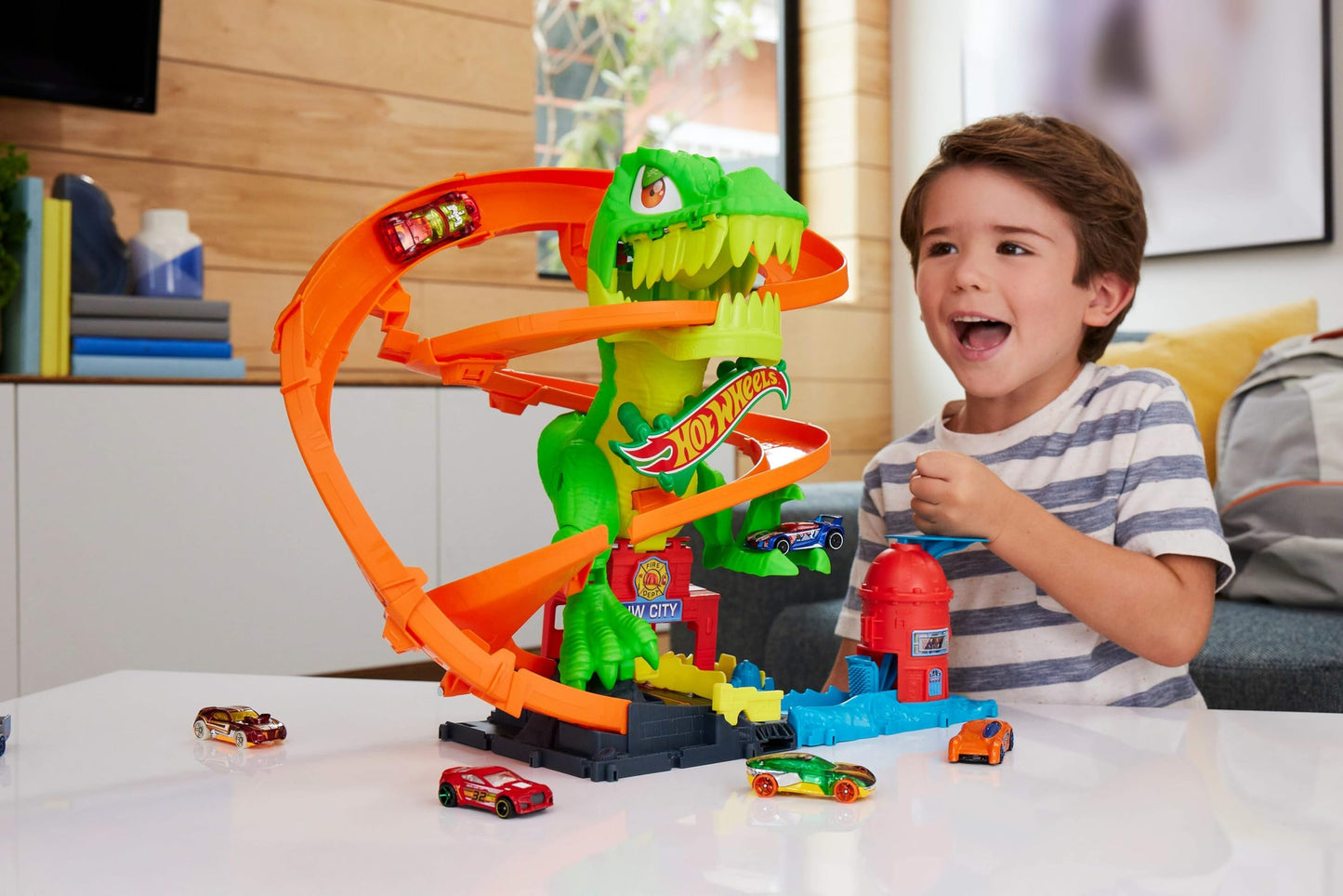 Hot Wheels Set pistă T-Rex, mașină pompieri 1:64, 45 cm