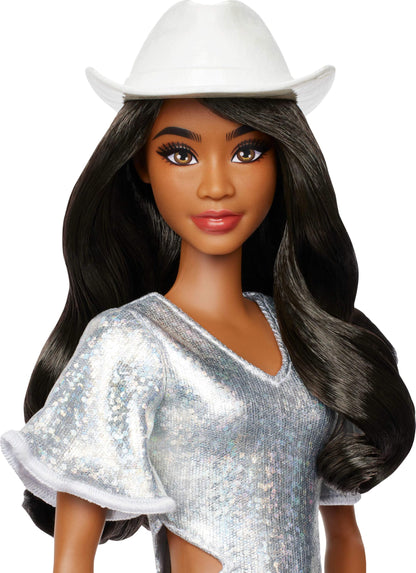 Barbie Fashionistas Păpușă cu păr negru și rochie cu franjuri argintii cu accesorii western pentru copii de la 3 ani