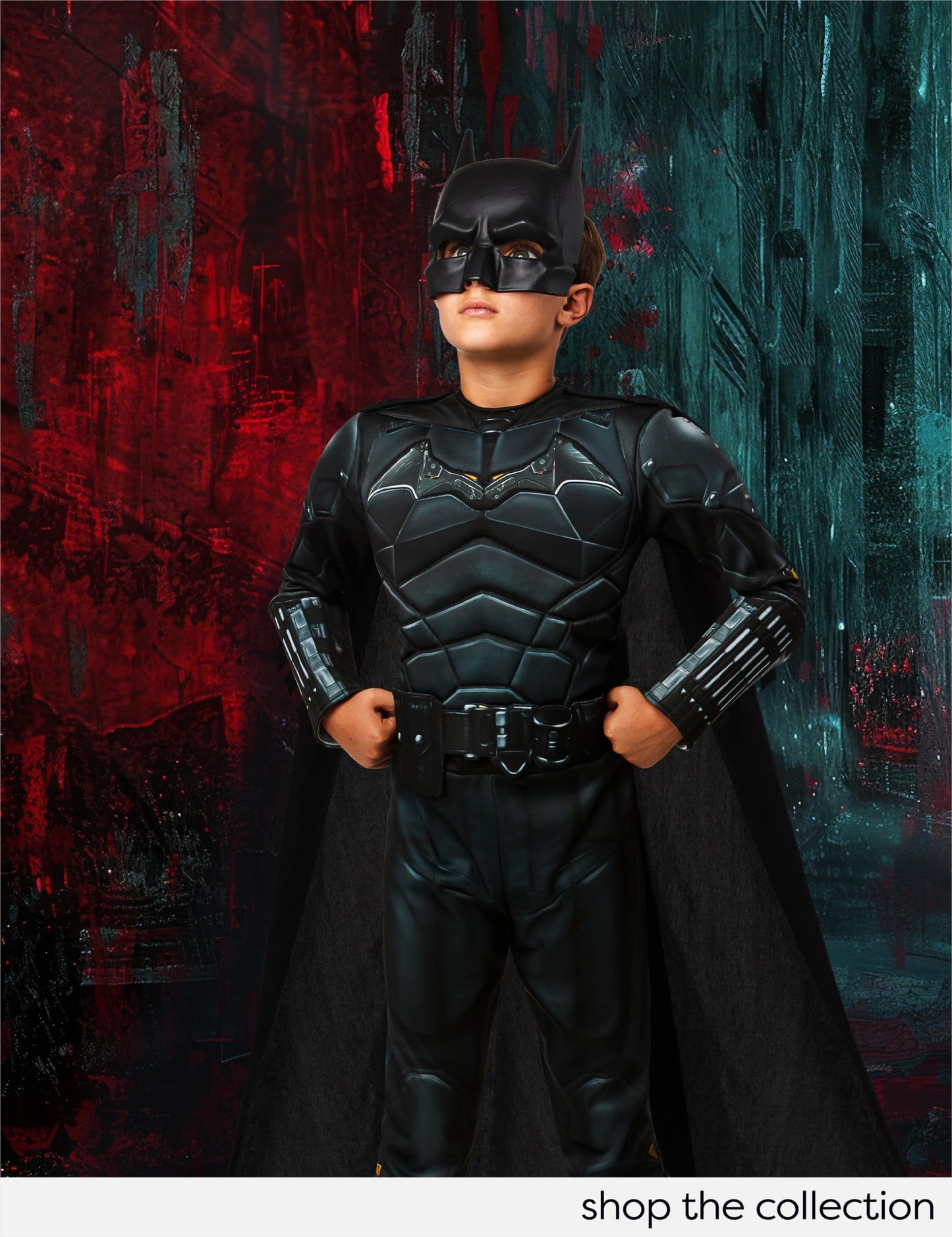 Costum Deluxe Batman pentru băieți, cu piept muscular, oficial din filmul The Batman, de culoare neagră, cu capa detașabilă și mască, ideal pentru Halloween, Crăciun, carnaval și petreceri de naștere.- Rubies