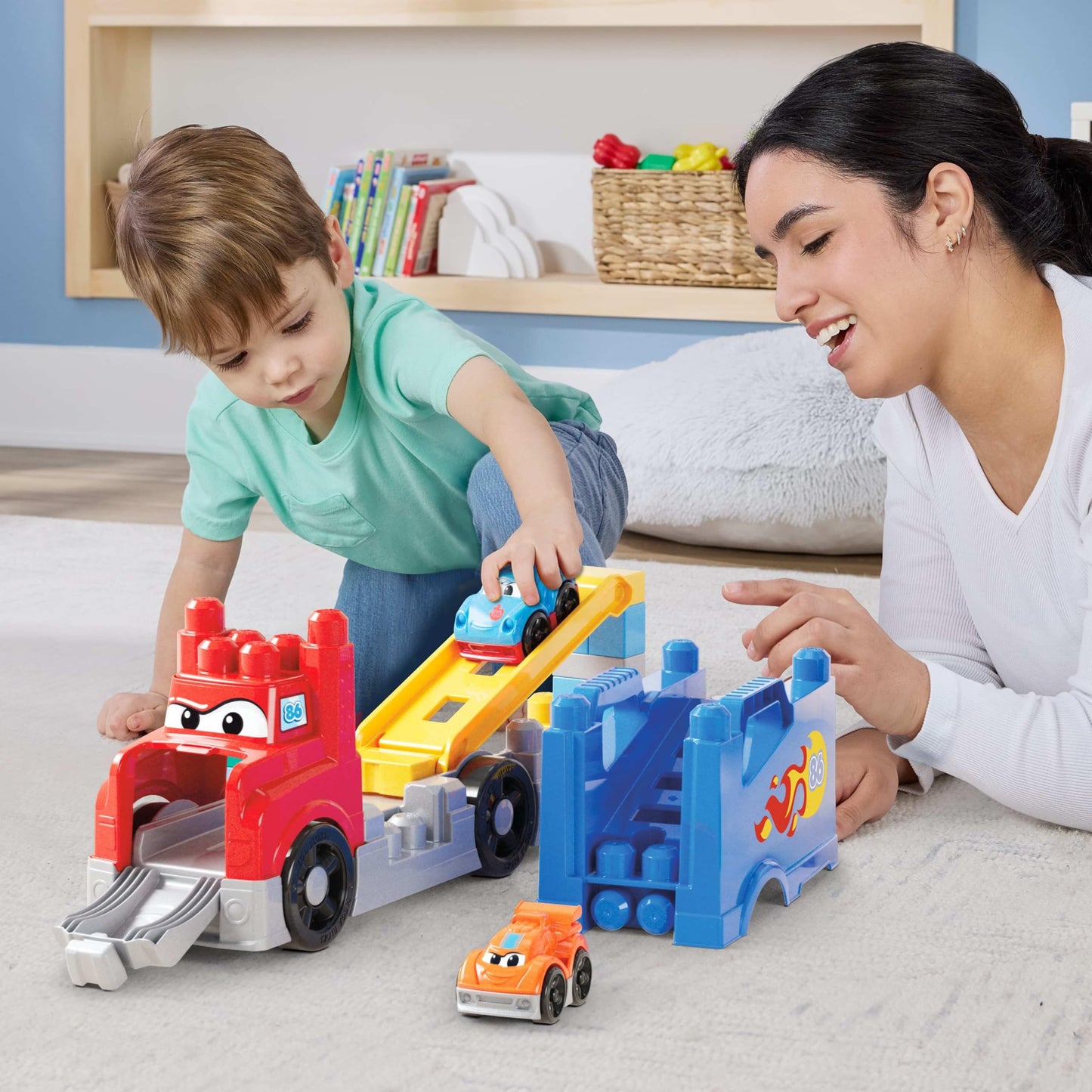 MEGA BLOKS JFR29 Set de construcție cu 19 piese Transportor mașini de curse pentru copii de la 1 an (multicolor)