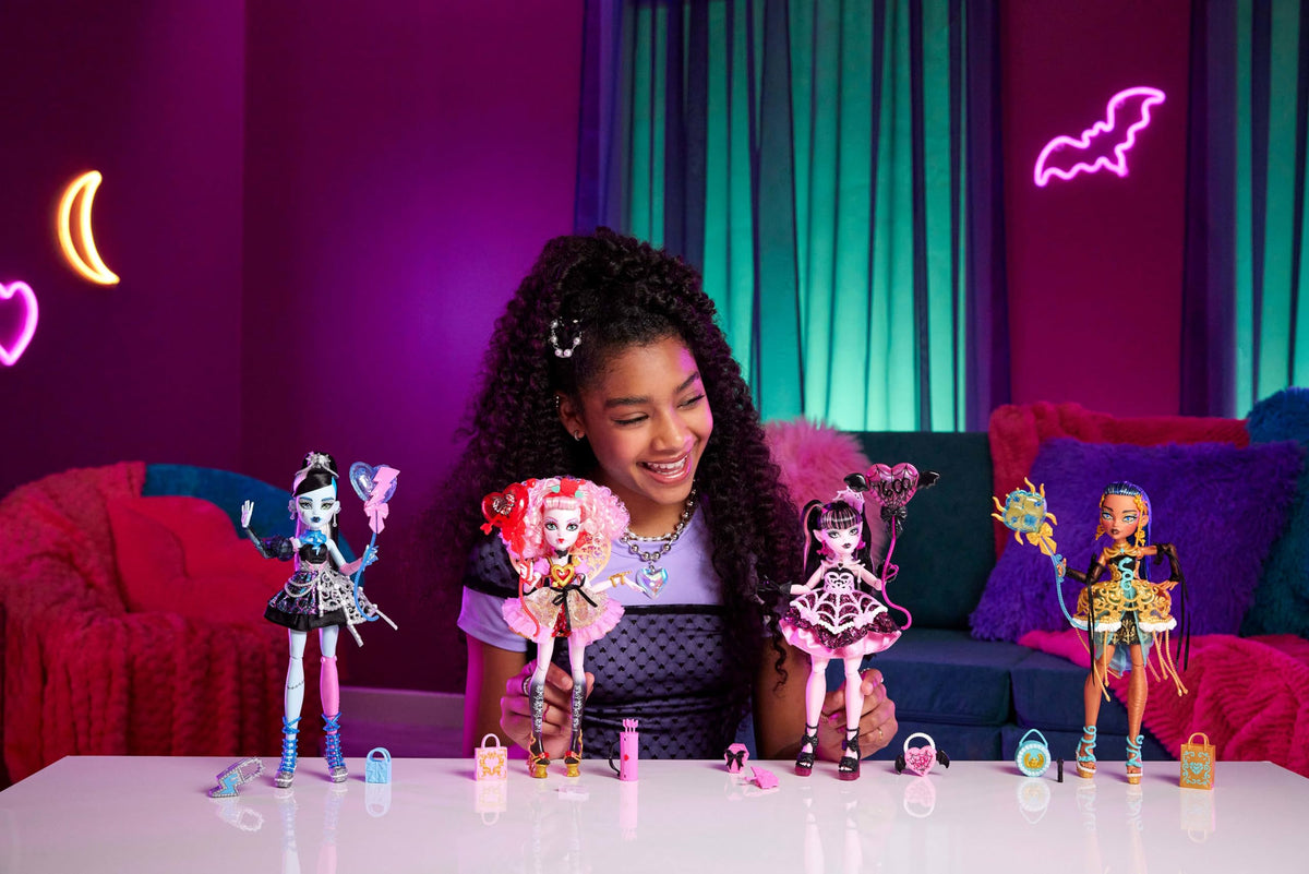 Monster High Scary Sweet Birthday Set de joacă pentru decorat torturi cu păpușă Clawdeen Wolf și peste 20 accesorii