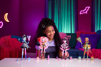 Monster High Scary Sweet Birthday Set de joacă pentru decorat torturi cu păpușă Clawdeen Wolf și peste 20 accesorii