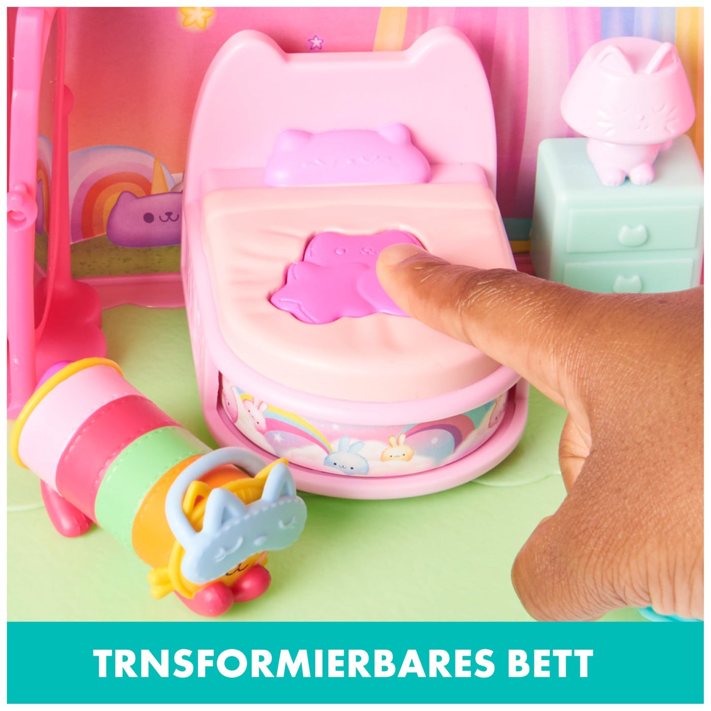 DREAMWORKS GABBY'S DOLLHOUSE - Deluxe Raion, Sweet Dreams, Dormitor cu Pisica Pufoasă, 3 Mobilier și 2 Cutii Surpriză cu Accesorii, pentru copii de la 3 ani