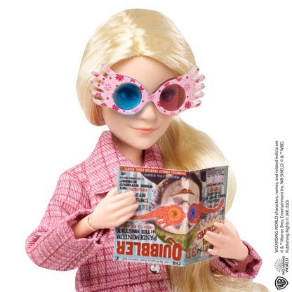 Mattel Harry Potter Luna Lovegood Păpușă de colecție 25 cm cu jachetă tweed, fustă și colanți, inclusiv Quibbler și Spectrespecs, cadou de la 6 ani