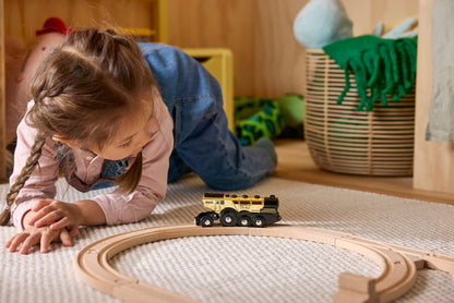 BRIO World 33630 Locomotivă cu baterii aurie cu lumină și sunet cu funcție de decuplare pentru utilizare ca locomotivă de împins recomandată de la 3 ani