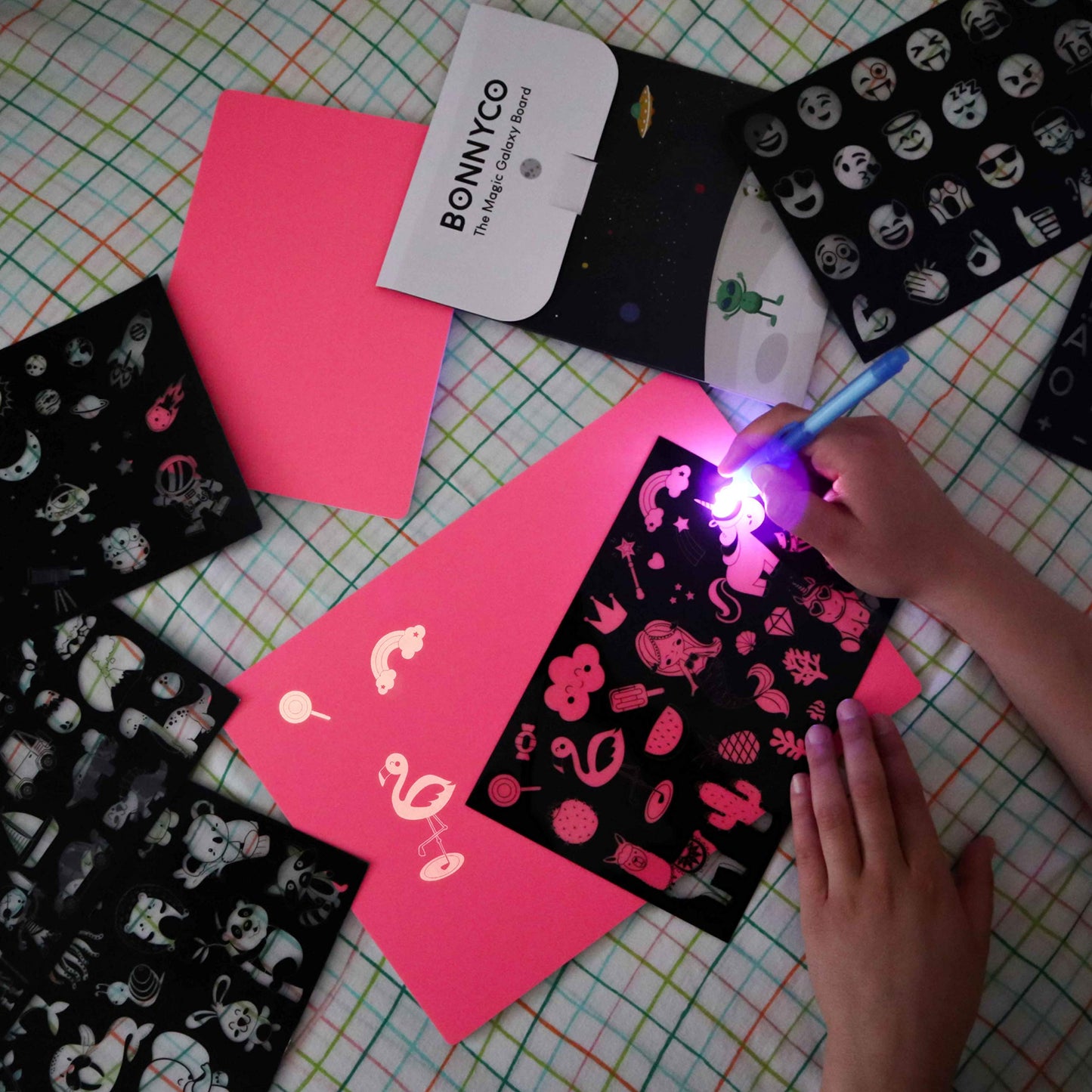 BONNYCO Tablă Desen Magic UV, A4+A5, 6 șabloane, roz