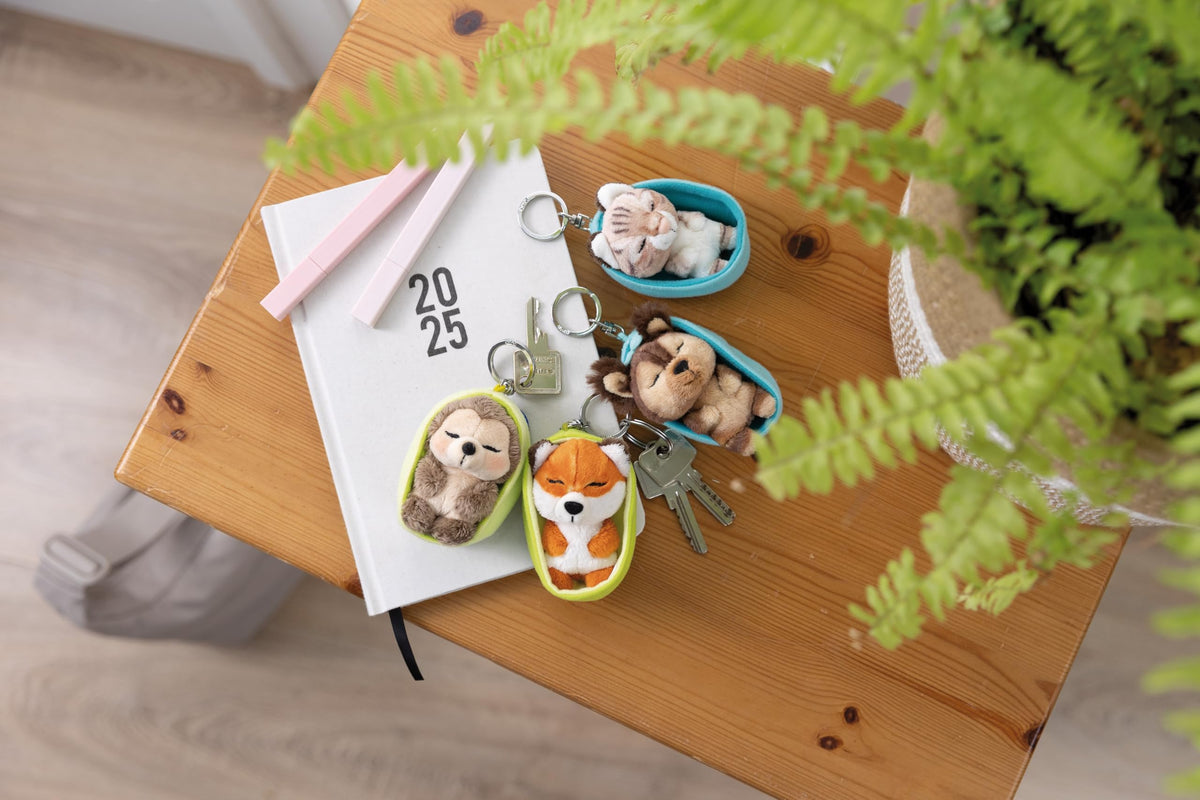 NICI Sleeping Pets Figurină Pisică Somnoroasă 8cm în Coșuleț - maro - Companion loial pentru rucsac sau geantă, suport chei pentru copii și adulți