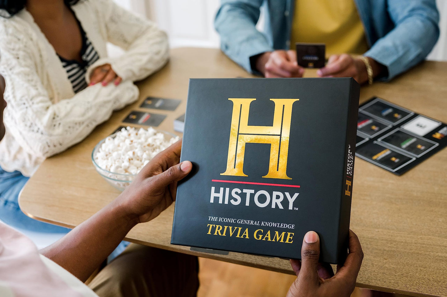 DYCE History Channel Joc de societate Trivia Ediție Deluxe cu Extensie ani 80 și 90 - 2400+ Întrebări de Cultură Generală pentru Adulți, Familie și Adolescenți