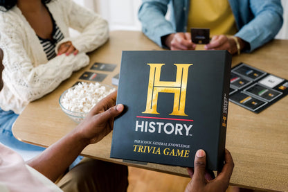 DYCE History Channel Joc de societate Trivia Ediție Deluxe cu Extensie ani 80 și 90 - 2400+ Întrebări de Cultură Generală pentru Adulți, Familie și Adolescenți