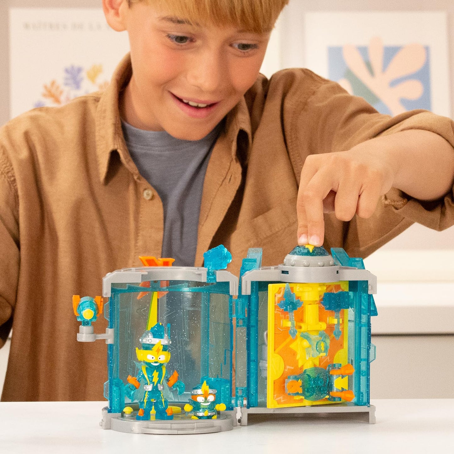 SUPERTHINGS Baza Secretă Kazoom Power, Include 1 Kazoom Kid și 1 SuperThing exclusiv, plus multe Accesorii