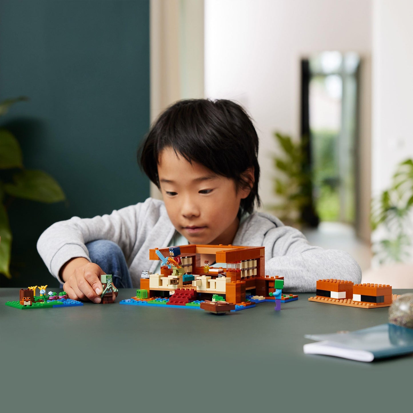 LEGO Minecraft 21256 Set de construcție Casă Broscuță cu barcă, figurine animale și accesorii, 400 piese, de la 8 ani