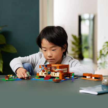 LEGO Minecraft 21256 Set de construcție Casă Broscuță cu barcă, figurine animale și accesorii, 400 piese, de la 8 ani