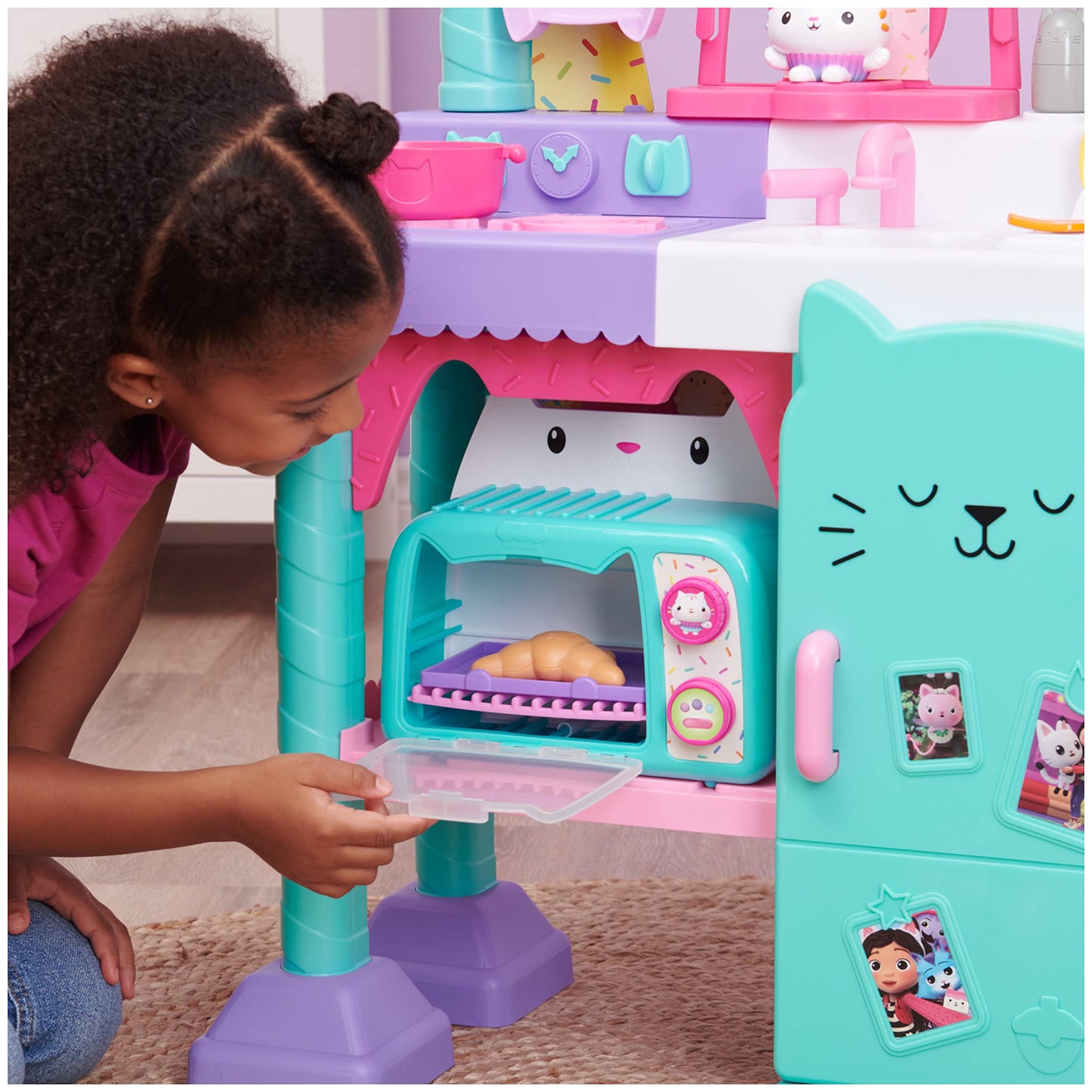 Gabby's Dollhouse, Cakey’s Ofen - Jucărie de rol cu efecte de lumină și sunet, accesorii pentru bucătării de jucărie și alimente, potrivită pentru copii de la 3 ani.