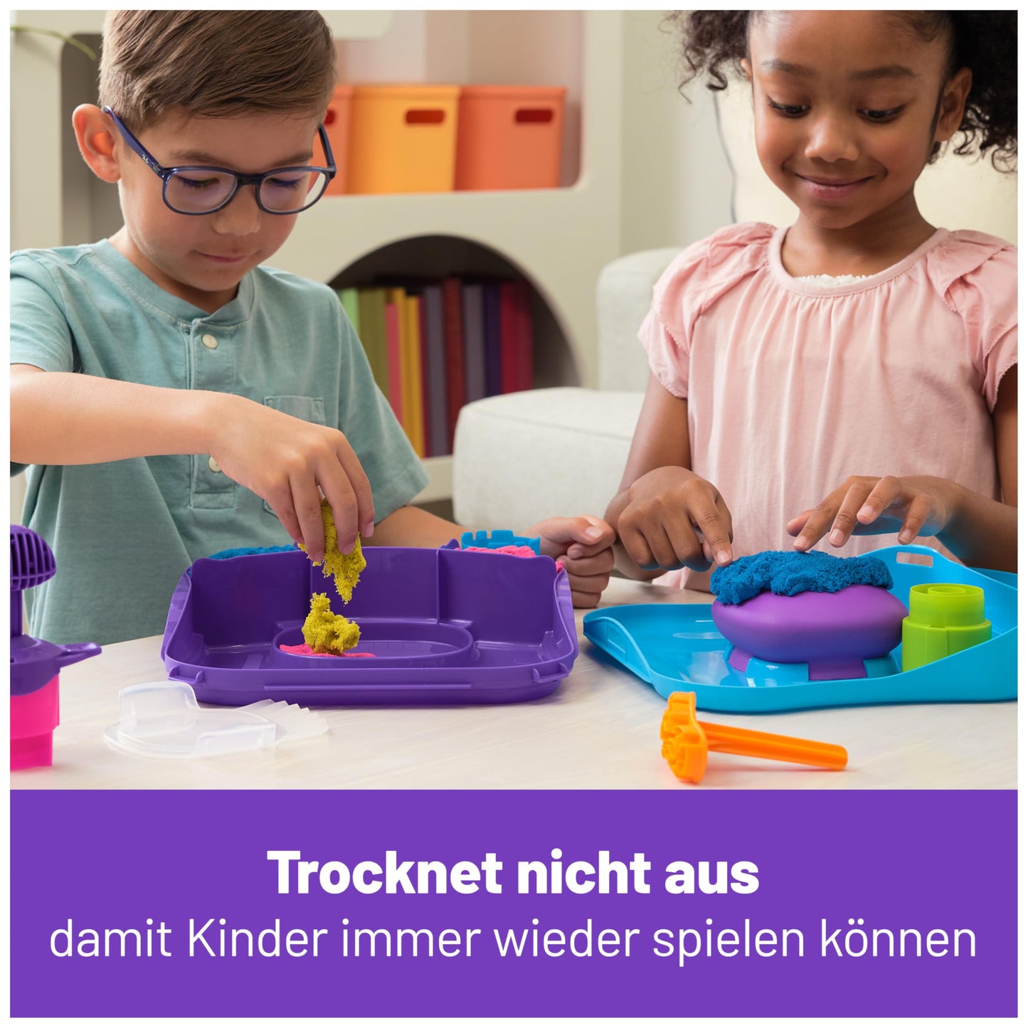 Set de Joacă Kinetic Sand - 453 g de nisip magic din Suedia în 3 culori, cu ștampilă și 5 unelte pentru distracție creativă în interior, pentru copii de la 5 ani.