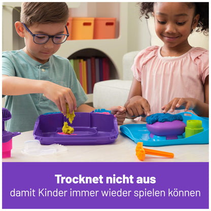 Set de Joacă Kinetic Sand - 453 g de nisip magic din Suedia în 3 culori, cu ștampilă și 5 unelte pentru distracție creativă în interior, pentru copii de la 5 ani.