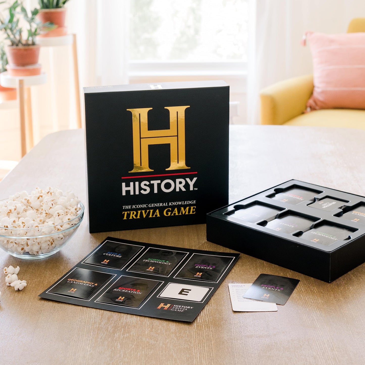 DYCE History Channel Joc de societate Trivia Ediție Deluxe cu Extensie ani 80 și 90 - 2400+ Întrebări de Cultură Generală pentru Adulți, Familie și Adolescenți