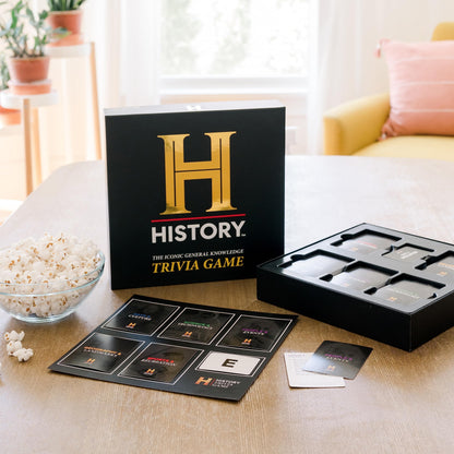 DYCE History Channel Joc de societate Trivia Ediție Deluxe cu Extensie ani 80 și 90 - 2400+ Întrebări de Cultură Generală pentru Adulți, Familie și Adolescenți