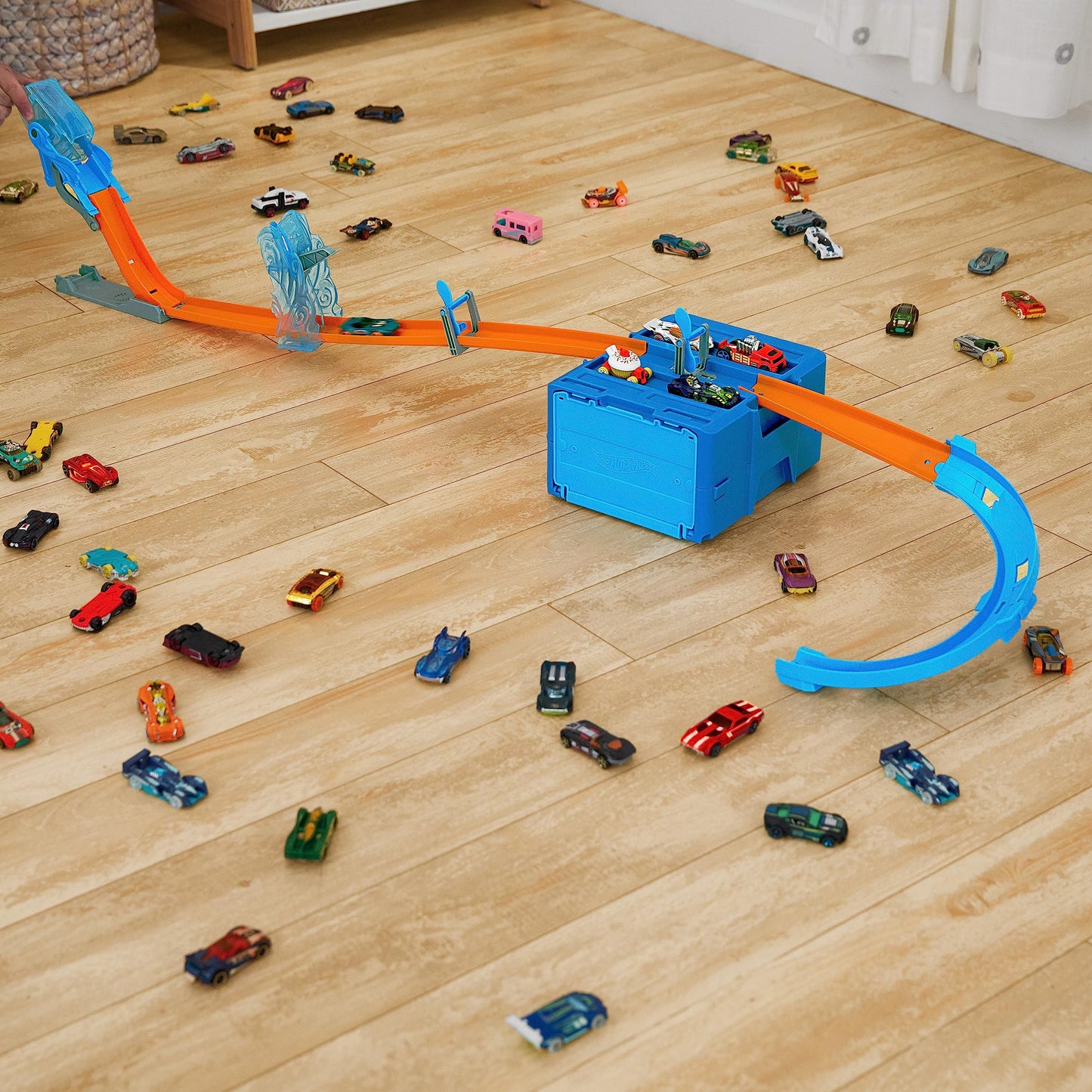 Set de Start Hot Wheels Track Builder - Pista cu Cădere Liberă, Cutie Modulară de Depozitare, Rampă de Cădere, Flipper, pentru Copii de la 4 Ani, HNJ67