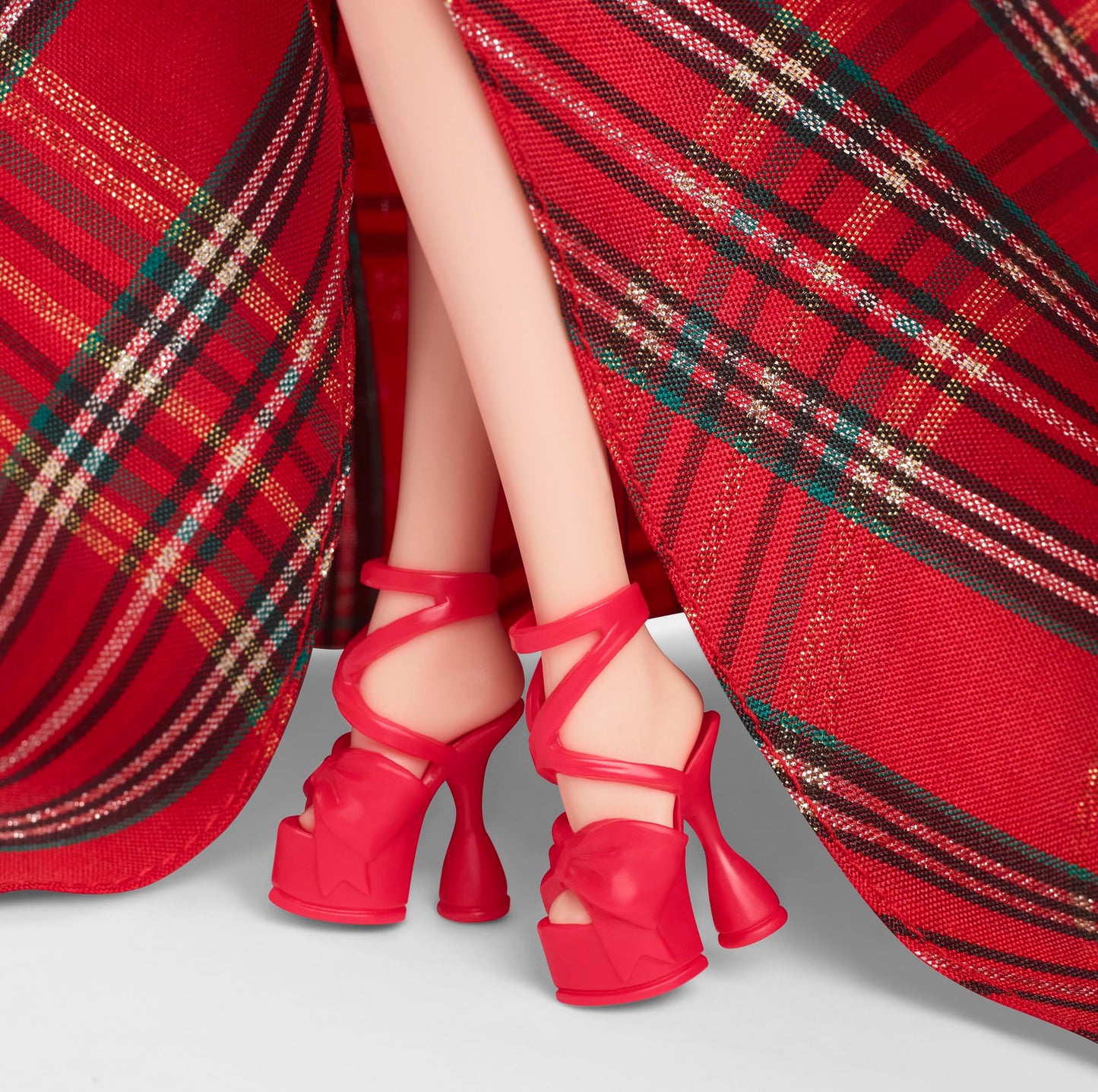 Păpușa Barbie Signature, Păpușa de Sărbători 2024 cu Păr Blond, Îmbrăcată în Rochie cu Fustă Caro, Cadou Sezonier pentru Colecționari în Ambalaj Expunabil, HRM65, [Multicolor]