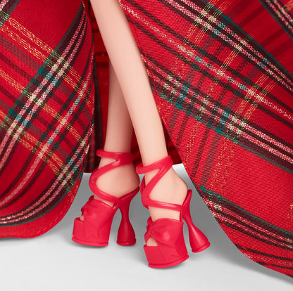 Păpușa Barbie Signature, Păpușa de Sărbători 2024 cu Păr Blond, Îmbrăcată în Rochie cu Fustă Caro, Cadou Sezonier pentru Colecționari în Ambalaj Expunabil, HRM65, [Multicolor]