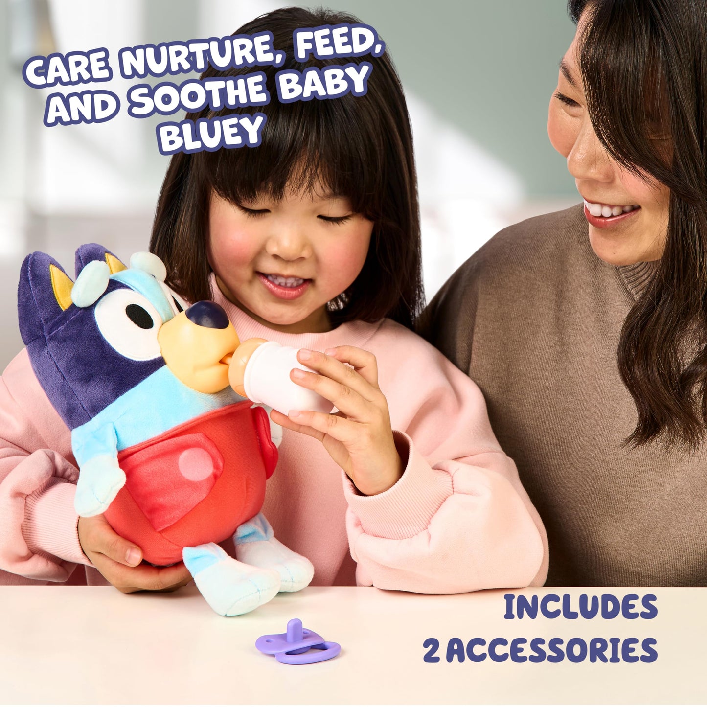 Bluey Baby răsfață și îngrijește, hrănește și liniștește bebelușul, jucărie electronică din pluș de 28 cm cu 10 sunete diferite de bebeluș, 2 accesorii și scutec detașabil