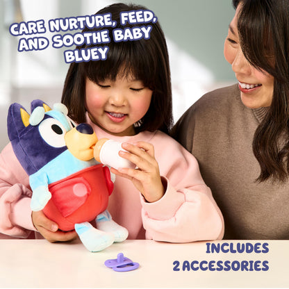 Bluey Baby răsfață și îngrijește, hrănește și liniștește bebelușul, jucărie electronică din pluș de 28 cm cu 10 sunete diferite de bebeluș, 2 accesorii și scutec detașabil