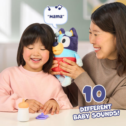 Bluey Baby răsfață și îngrijește, hrănește și liniștește bebelușul, jucărie electronică din pluș de 28 cm cu 10 sunete diferite de bebeluș, 2 accesorii și scutec detașabil