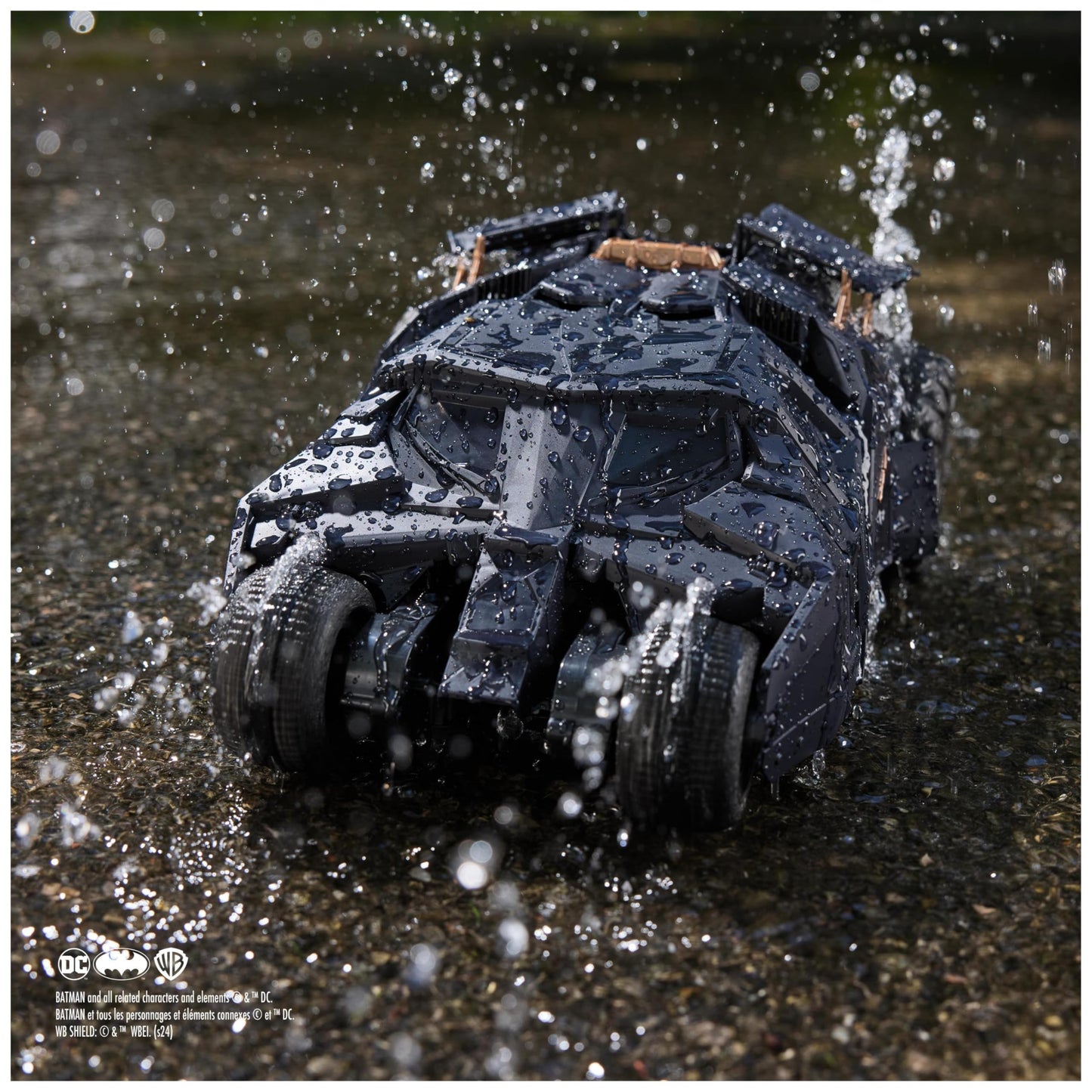 DC Comics - Batman Tumbler RC, vehicul radio controlat în designul trilogiei The Dark Knight, scală 1:15, pentru fani mari și mici de la 4 ani.