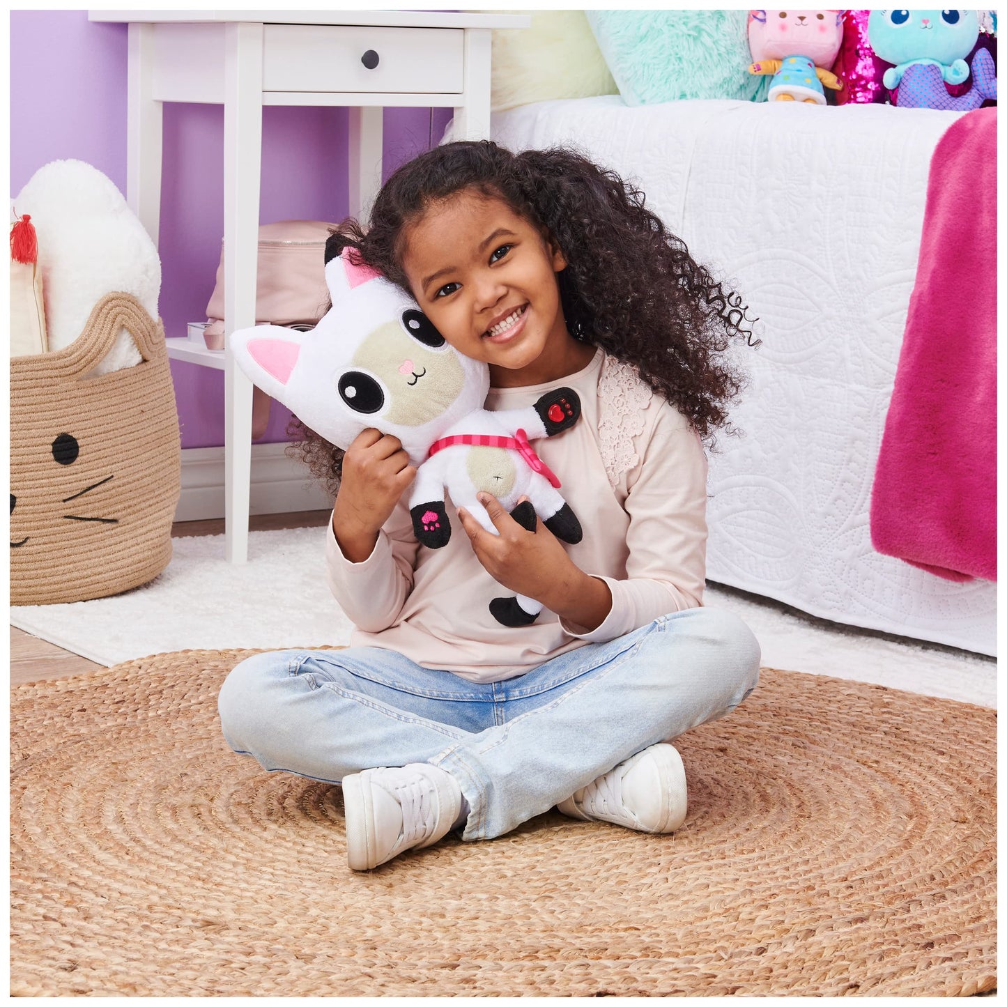 Gabby's Dollhouse, pisica pufoasă Talking Pandy Paws de 33 cm, cu lumini, 2 melodii în engleză și 10 sunete, potrivită pentru copii de la 3 ani.